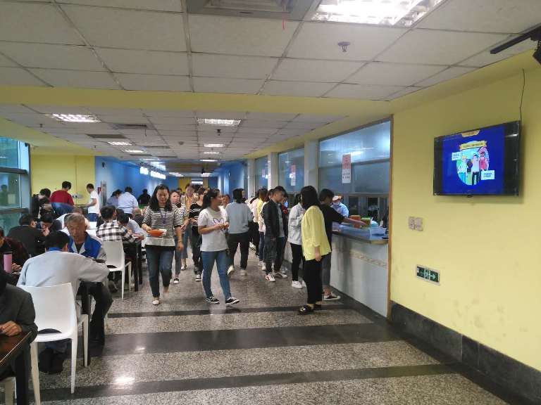 用餐時間為員工播放掃黑除惡視頻1.jpg